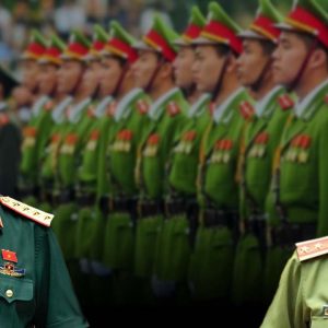 Ho-Chi-Minh-Stadt erhöht die Bezüge für Polizei und Militär um 1.100 tỷ: Vergütung oder zusätzliche Privilegien?